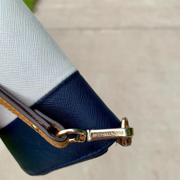 Michael Kors wallet - Picture 9 of 15